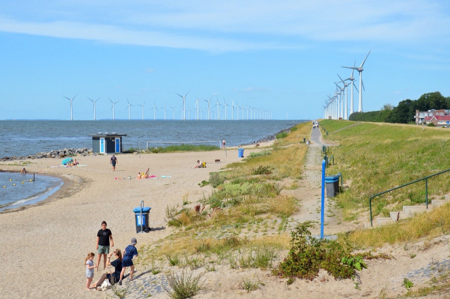 Vindkraftverk i ett landskap.