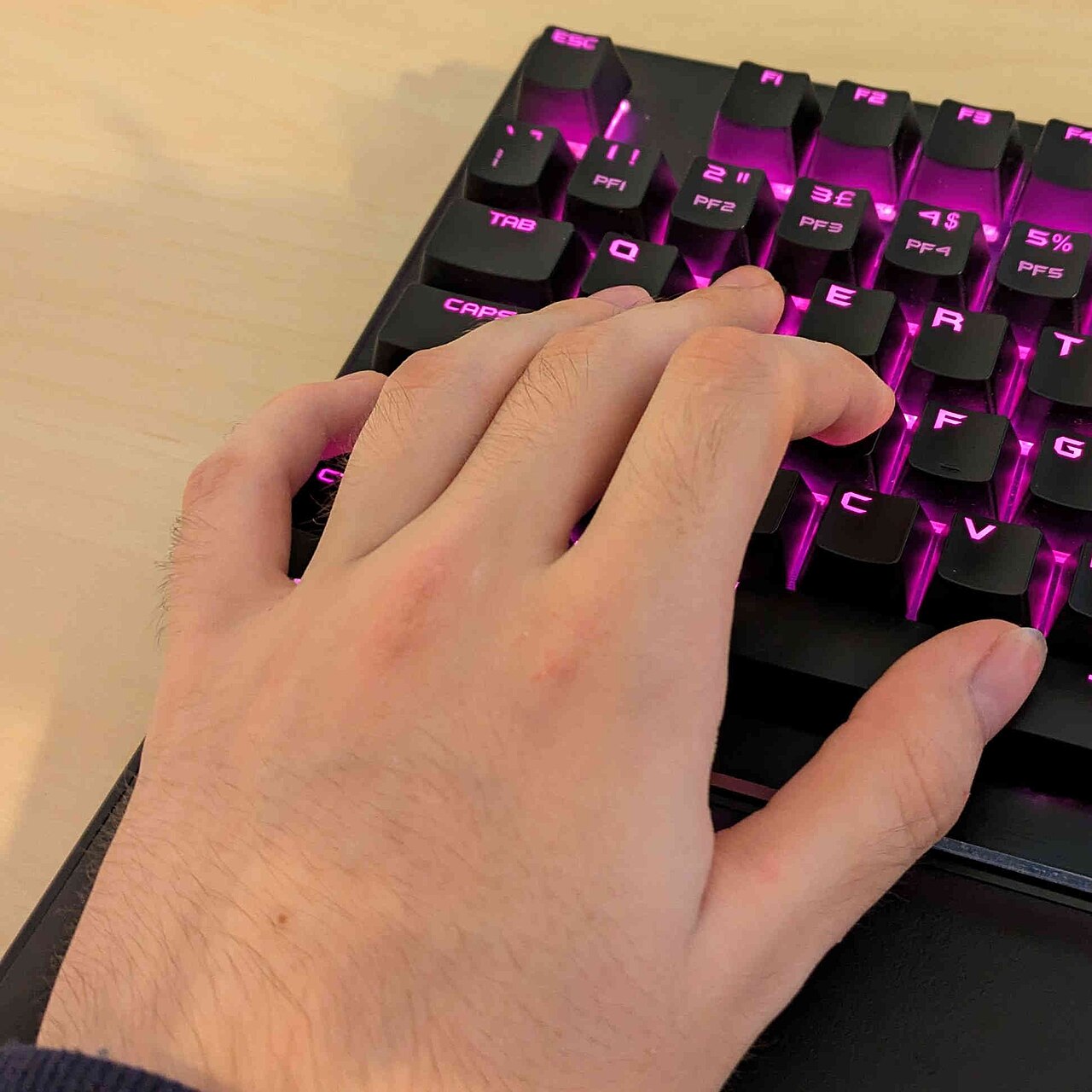 Händer vid ett tangentbord.