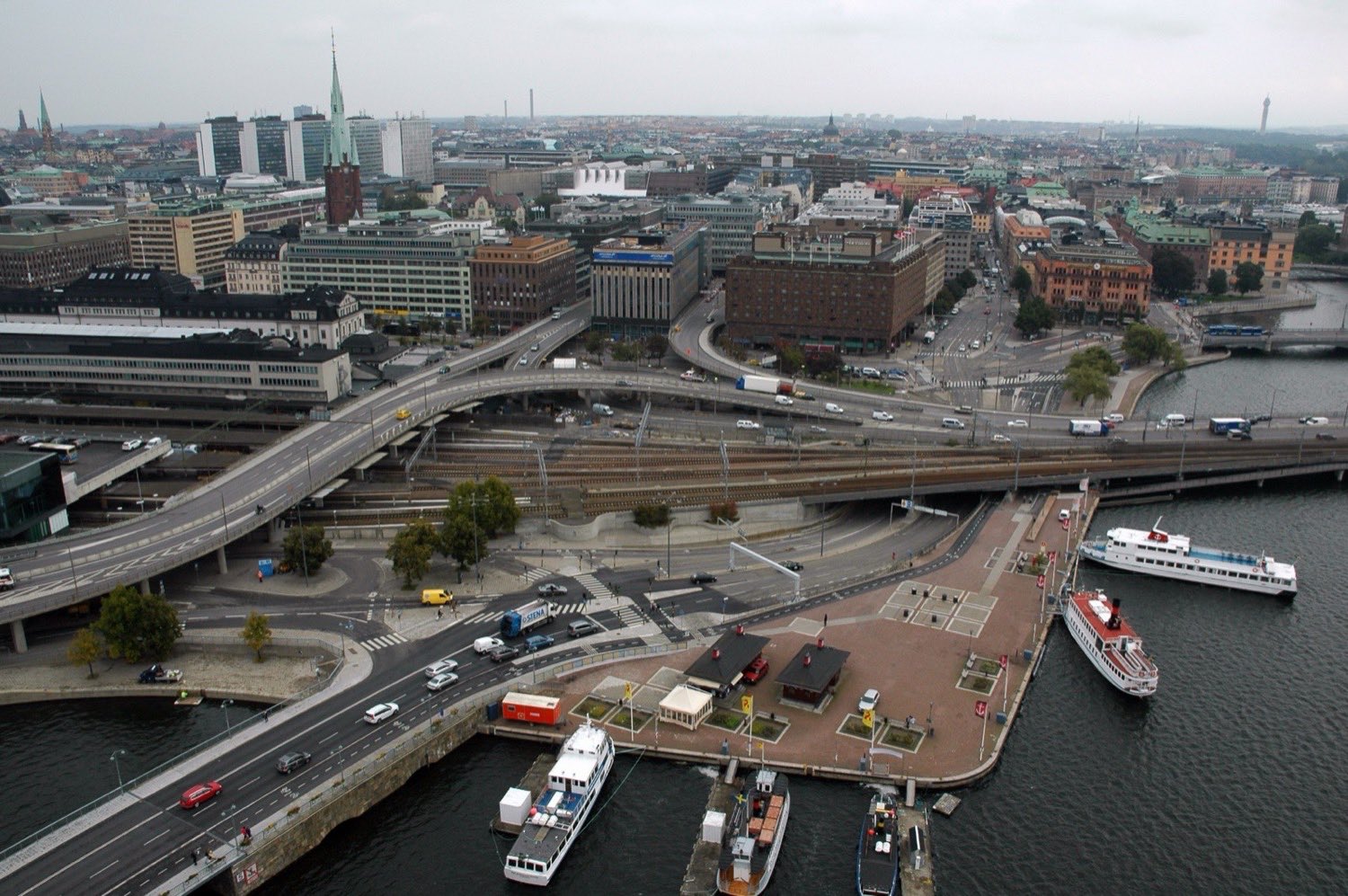Stockholms bebyggelse sedd över vattnet.