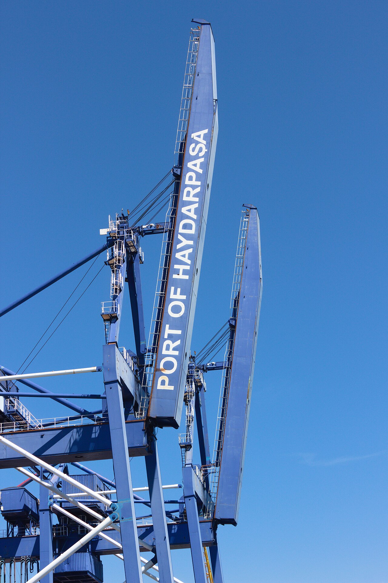 En kran lyfter en container.
